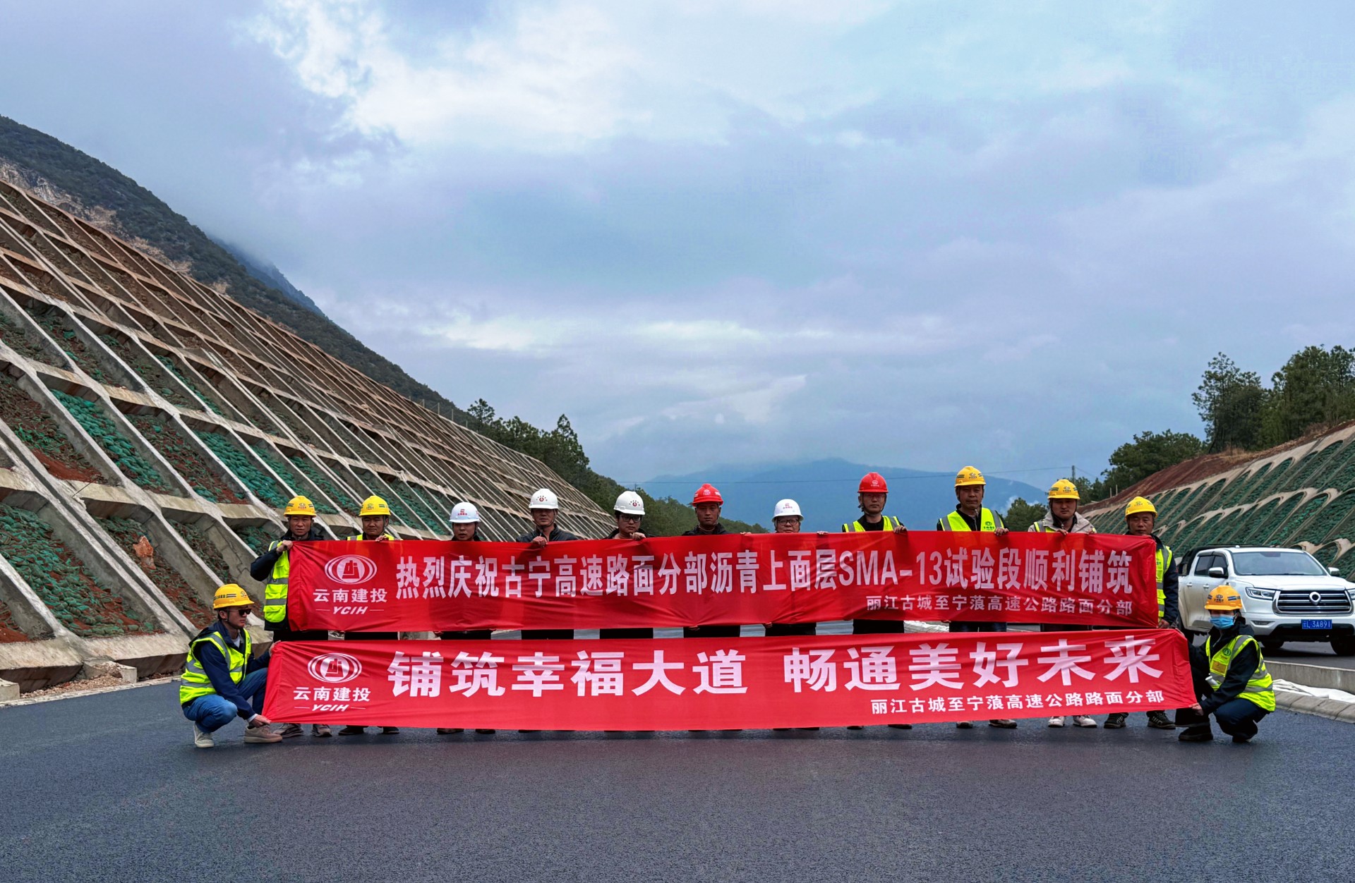 古宁高快沥青上面层试验段顺利铺筑实现