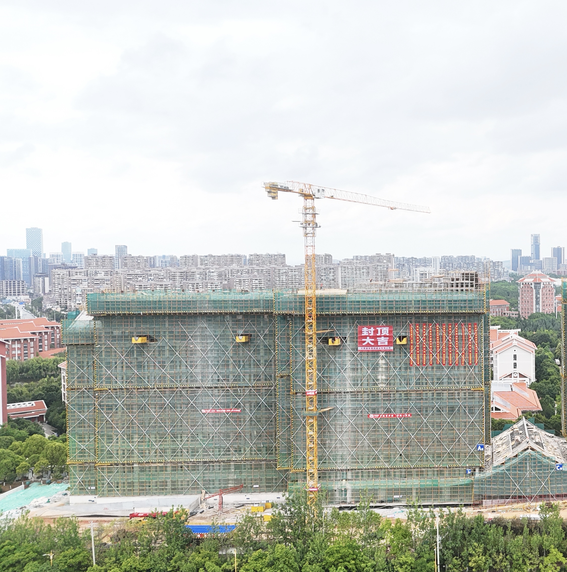 云南民族大学雨花校区4号学生公寓建设项目全面封顶.jpg
