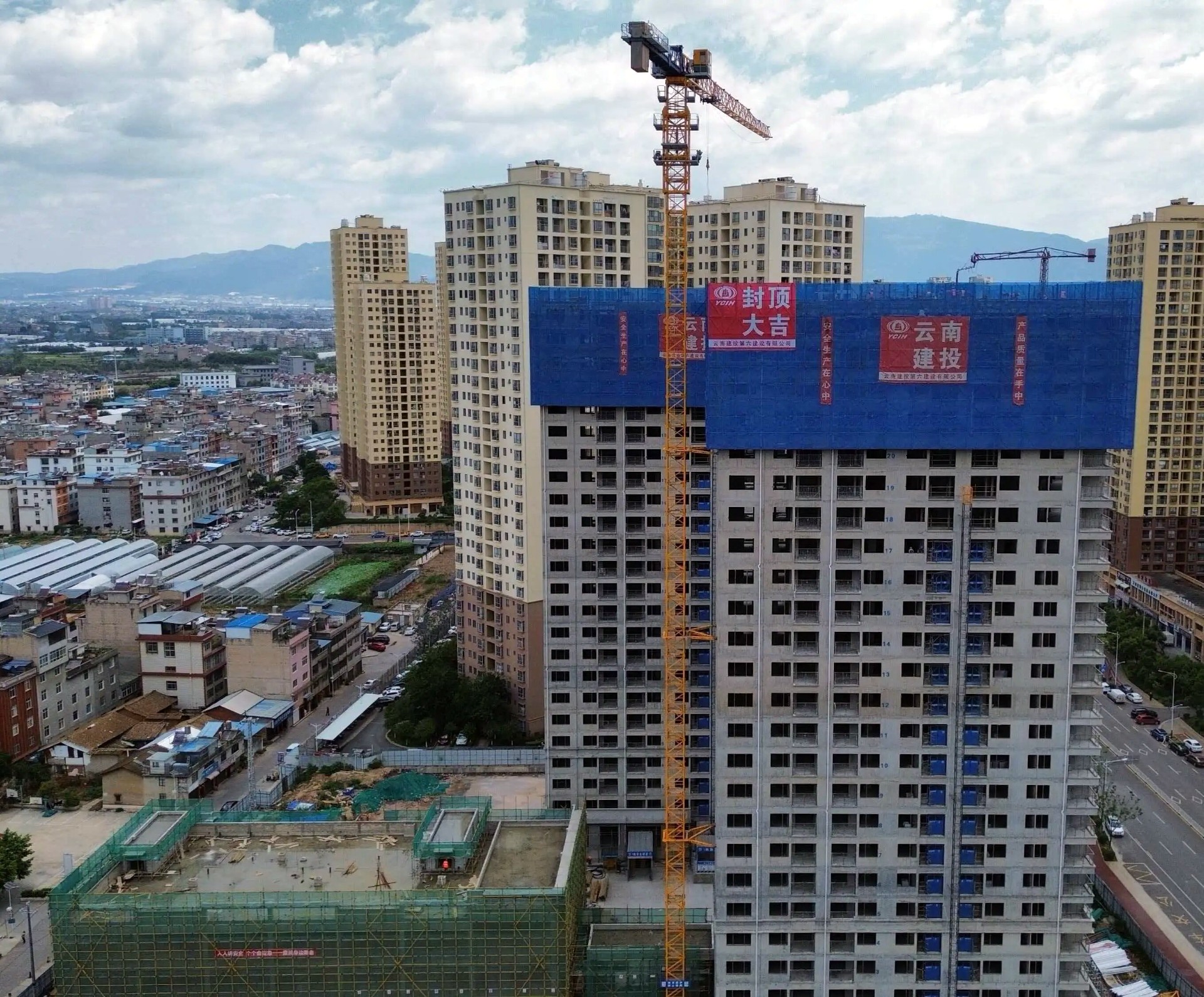 2024年玉溪市红塔区玉带街路高铁新城片区保险性租赁住房项目主体结构顺利封顶