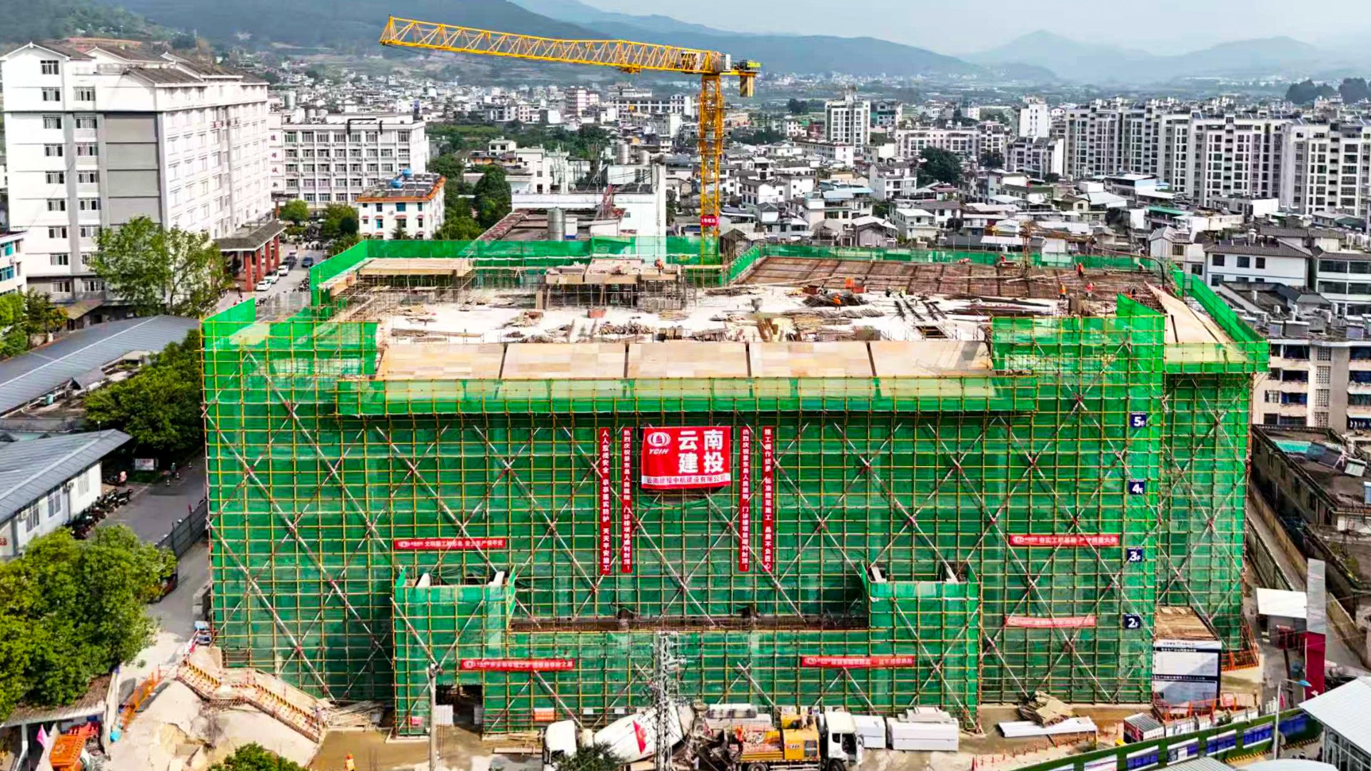 景东县人民医院主体结构顺利封顶