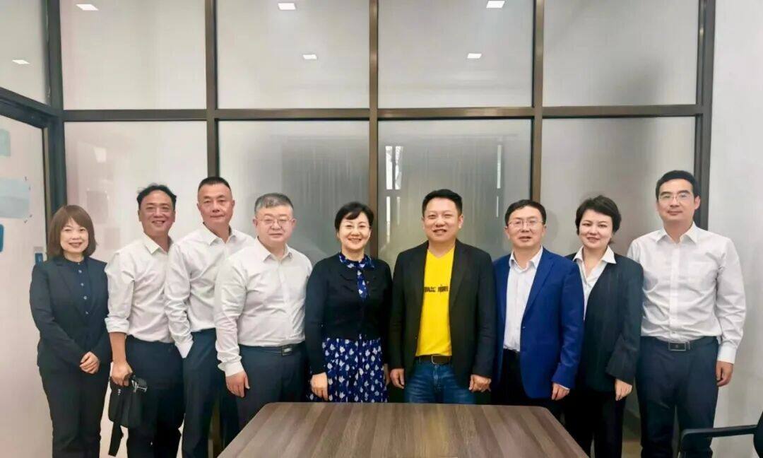 集团与老挝航空治理司进行工作座谈
