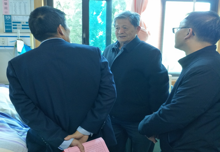 刘扶群走访慰问集团退休老辅导及难题党员职工