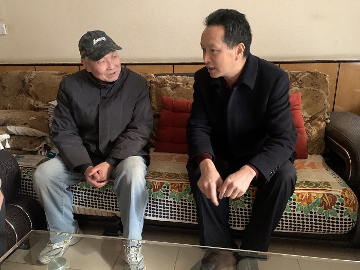 张鹏走访慰问集团老辅导老党员和难题职工