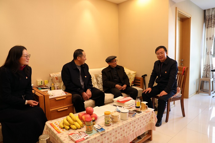 刘金荣探望慰问集团老辅导和难题职工