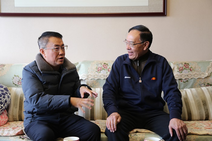 张骏探望慰问集团老辅导和难题党员