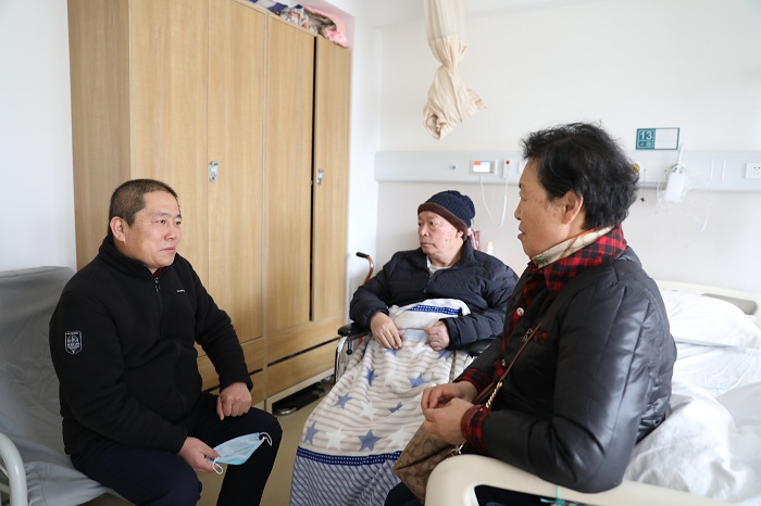王晓方探望慰问集团老辅导和难题职工