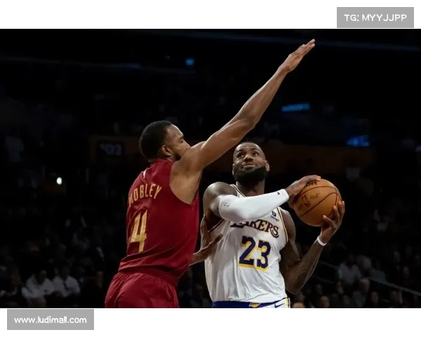 NBA巅峰对决:湖人勇士大战再掀波澜,超巨对决引爆赛场热潮 NBA巅峰对决:湖人勇士大战再掀波澜,超巨对决引爆赛场热潮